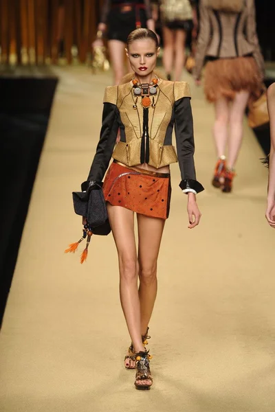 Look 32